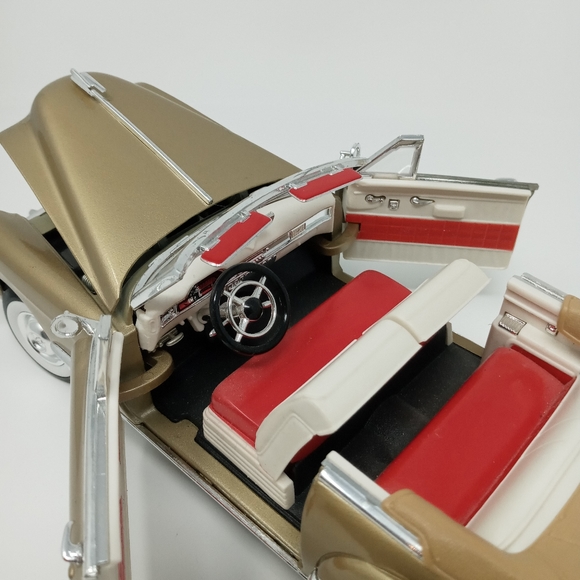 Diecast 1/18 Scale Cadillac - Picture 10 of 16